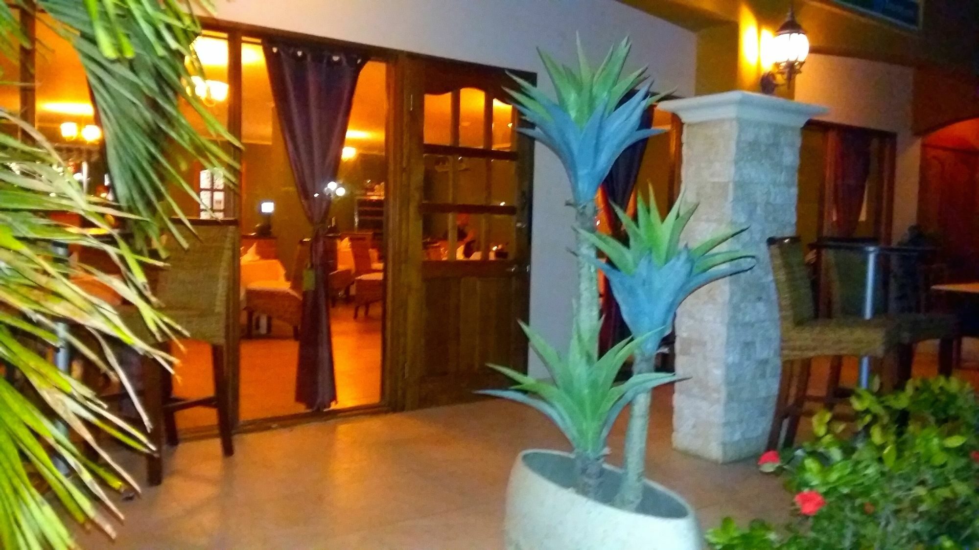 Dorado Eagle Beach Hotel Ораниестад Екстериор снимка
